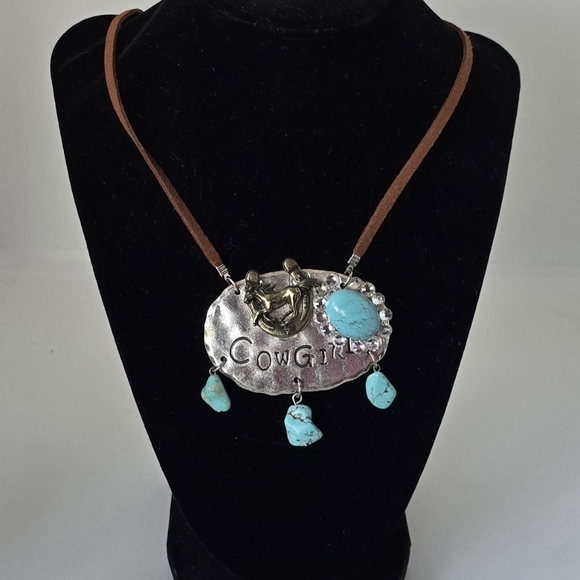 18-21" Adjustable Turquoise & Leather Cowgirl Horseshoe Necklace - Picture 4 of 6